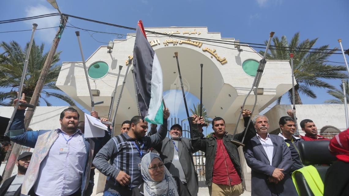 بالصور:مجموعة دعم ذوي البتر في فلسطين تنظم وقفة امام المجلس التشريعي في يوم الجريح الفلسطيني