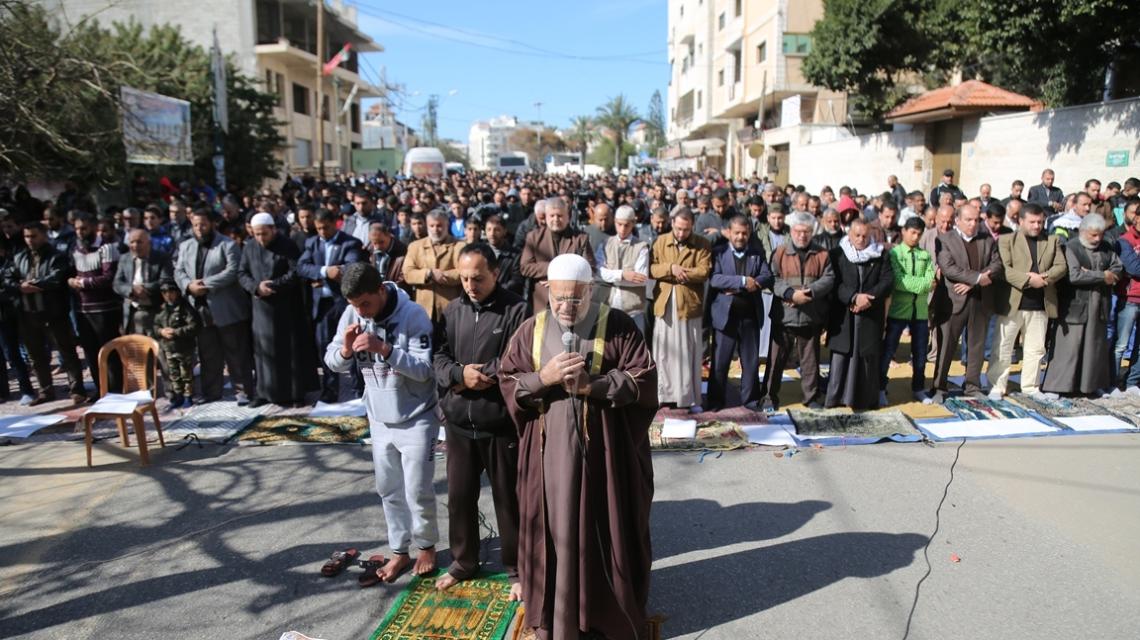 بالصور:الجهاد تؤدي صلاة الجمعة أمام مقر الصليب الأحمر في غزة تضامناً مع الأسرى البواسل في سجون الاحتلال الإسرائيلي وتضامناً مع أهالي قرية أم حيران في النقب المحتل