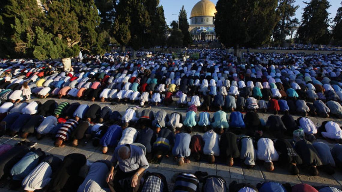 بالصور: القدس - الآلاف يؤدون صلاة العيد برحاب المسجد الأقصى.  تصوير: عفيف عميرة