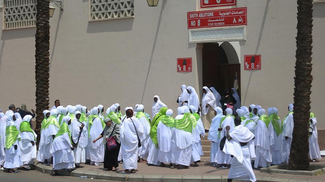 بالصور: السعودية - حجاج بيت الله الحرام يحرمون  أمس في ميقات "آبار علي" لأداء عمرة التمتع. تصوير: حذيفة سرور