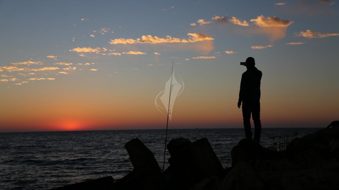 بالصور:غروب الشمس على شاطئ بحر غزة
