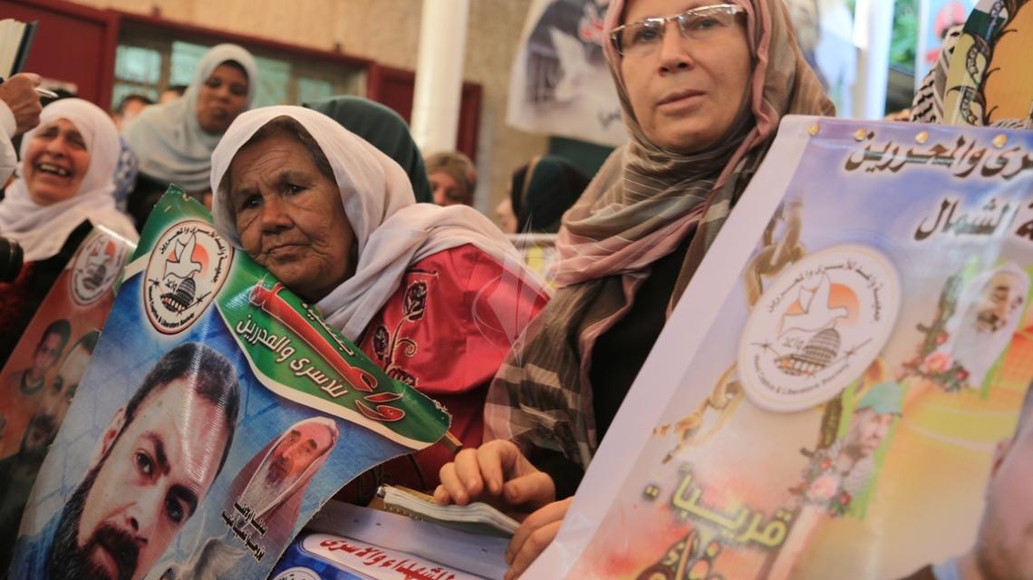 بالصور:اعتصام اهالى الاسرى امام مقر الصليب الاحمر بمدينة غزة