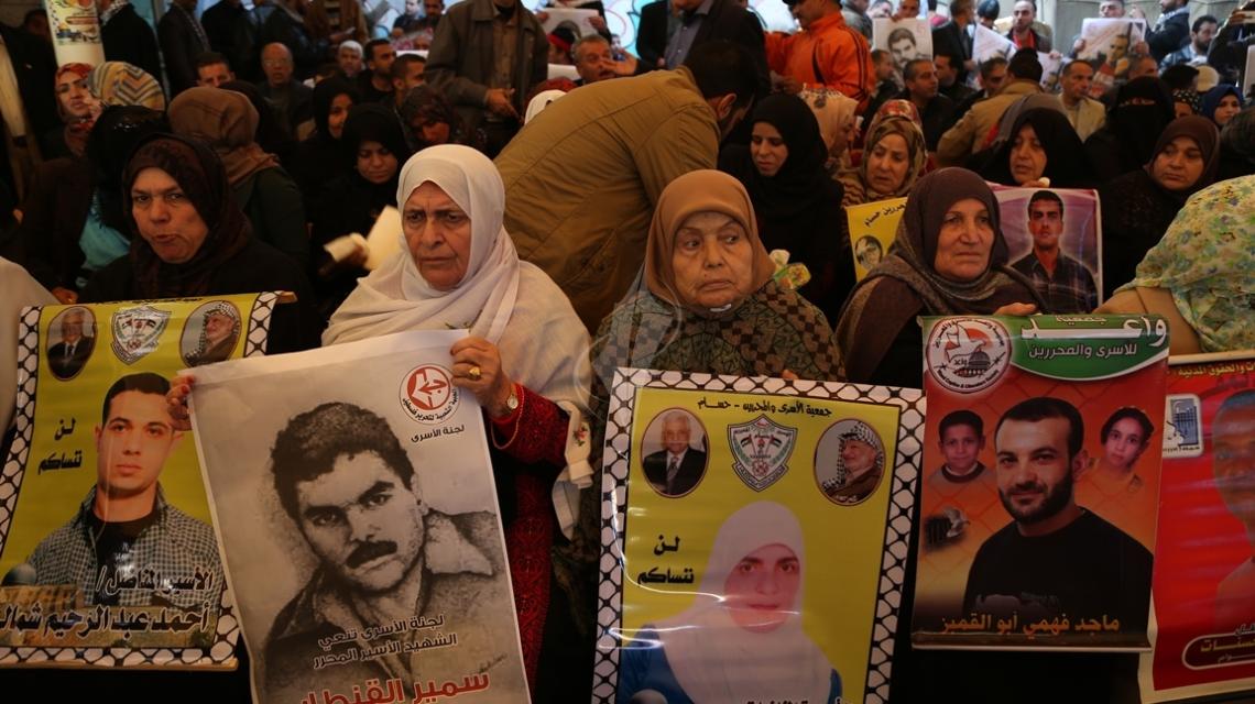 بالصور:اعتصام اهالى الاسرى امام مقر الصليب الاحمر بمدينة غزة