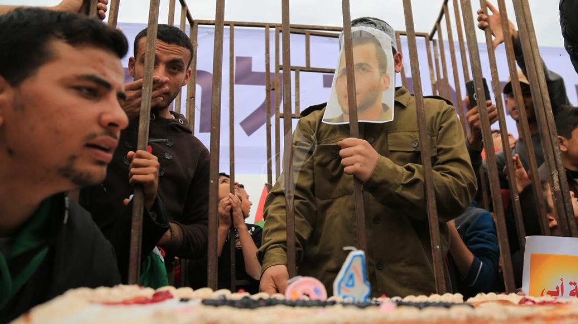 أهالي الأسرى الفلسطينيين ينظمون وقفة تطالب بإطلاق سراح انبائهم من مكان أسر شاؤول ارون شرق غزة