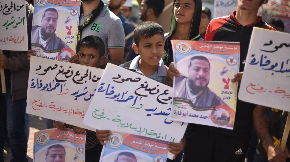 بالصور:مهجة القدس تنظم وقفة تضامنية مع الاسرى المضربين على دوار النجمة برفح