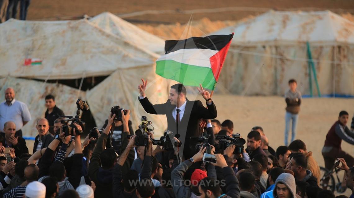 عريس غزي يحيى حفل زفافه في خيام مسيرة العودة الكبرى شرق جباليا