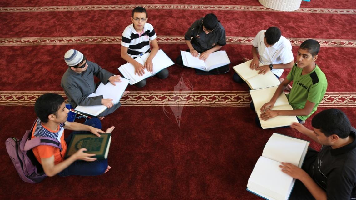 بالصور:مخيمات تحفيظ القرآن للمكفوفين في غزة خلال شهر رمضان المبارك