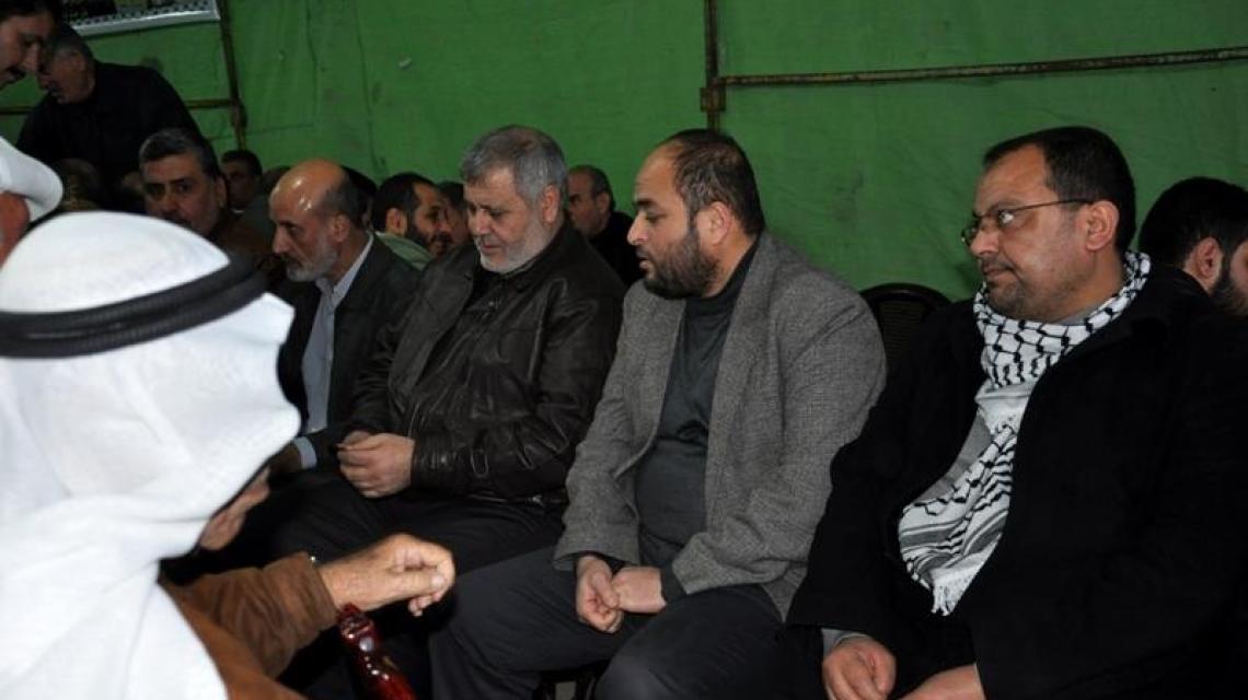 بالصور:قيادة الجهاد تشارك في واجب العزاء في البيت الذي أقامته الحاجة أم جبر وشاح للشهيد سمير القنطار