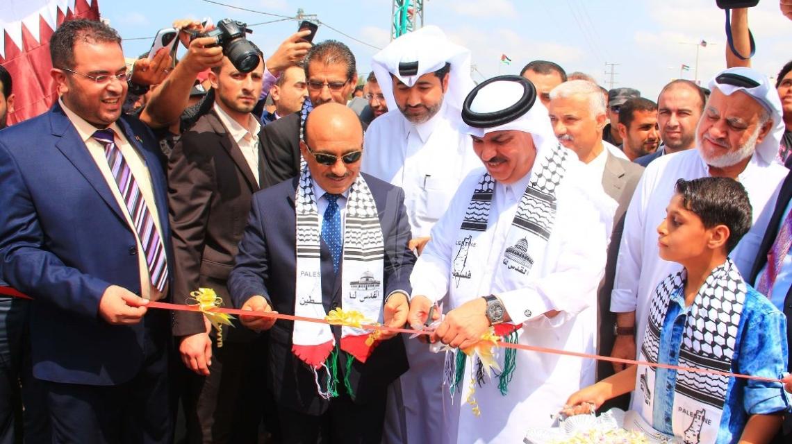 بالصور:السفير القطري ووزير الأشغال يفتتحا شارعي الرشيد وصلاح الدين بغزة