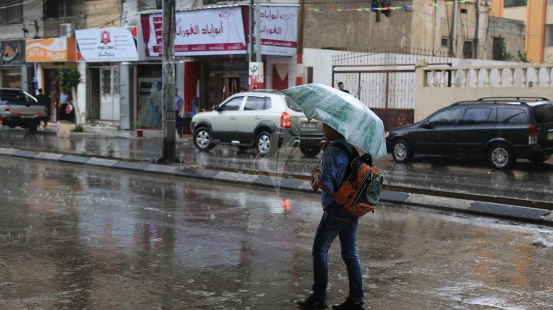 بالصور:بعد صيفٍ حار.. في اليوم الأول أمطار الخير تسقط بغزارة على قطاع غزة
