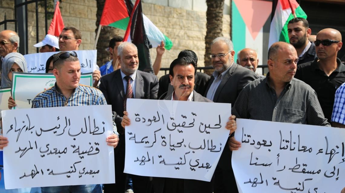 بالصور:وقفة لمبعدى كنيسة المهد أمام مجلس الوزراء في الذكرى الـ14 لإبعادهم