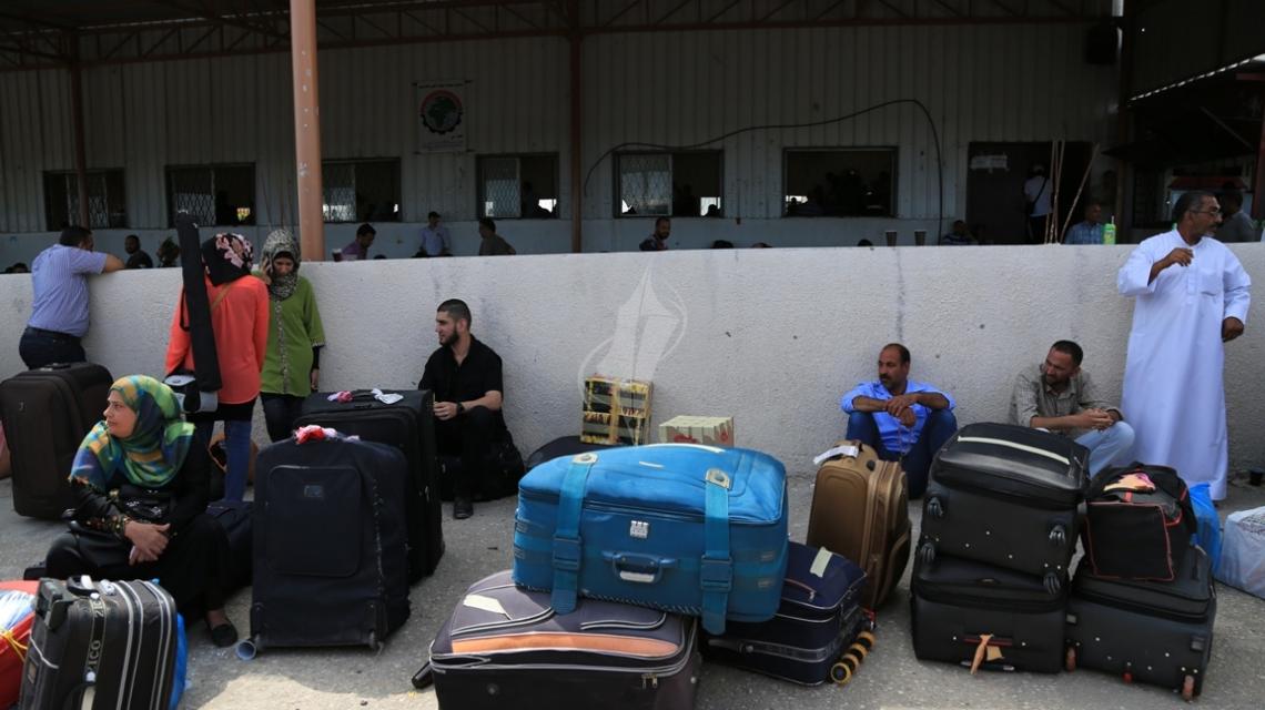 بالصور:جانب من سفر ومعاناة الغزيين عبر معبر رفح اليوم