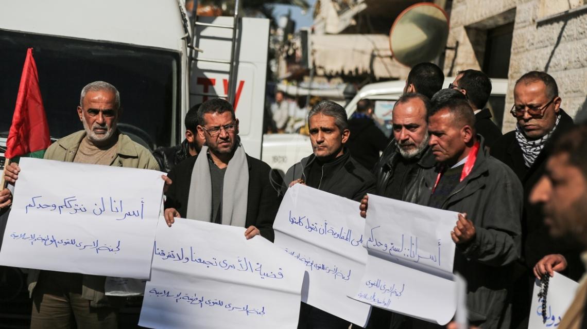 بالصور: غزة فعاليات دعم و تضامن مع الأسرى في سجون الاحتلال