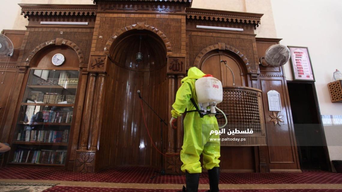 بدء تعقيم  المساجد في غزة لأداء صلاة الجمعة بعد انقطاع لأشهر بسبب أزمة فيروس كورونا