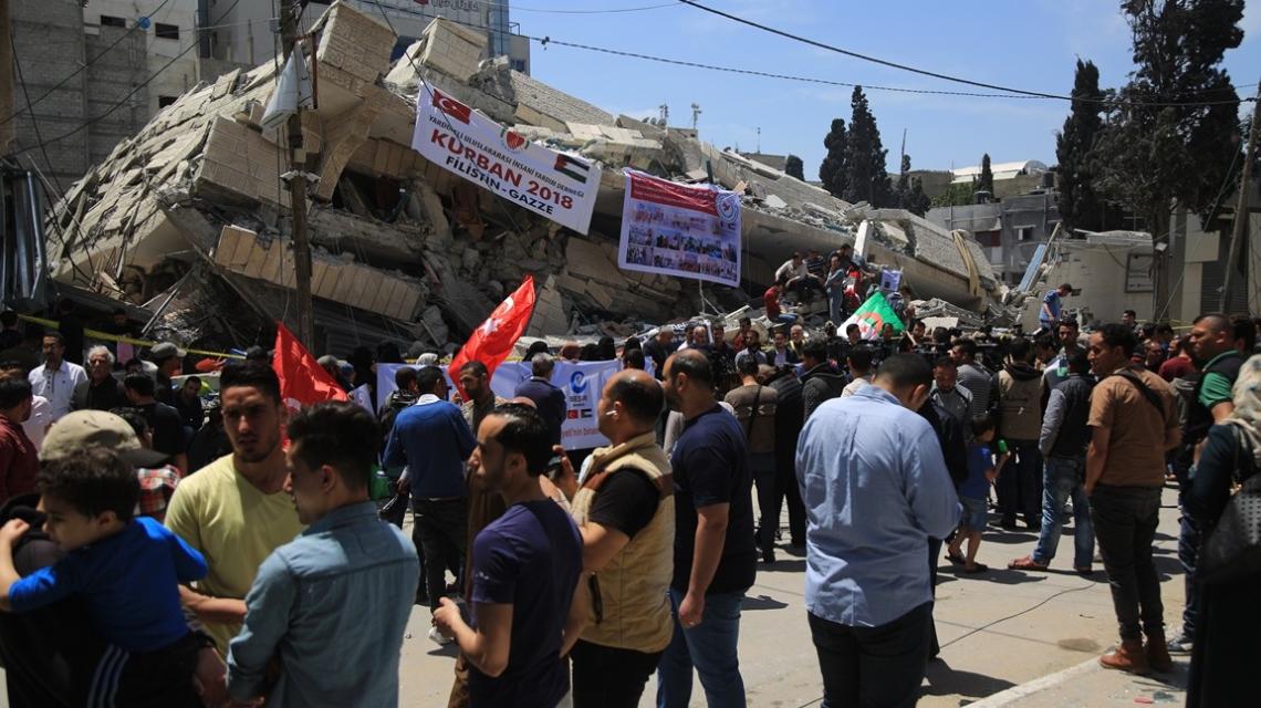 جمعية أرض السلام تعقد مؤتمراً صحفياً فوق مقرها المدمر بصواريخ الاحتلال