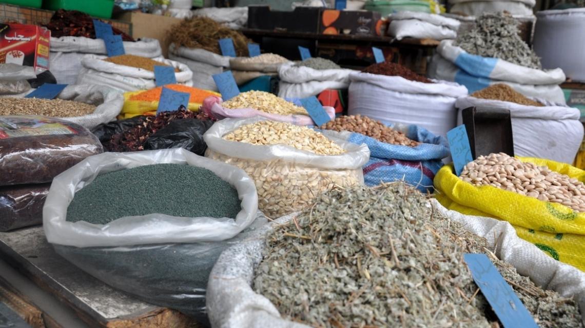 بالصور.. في ظل الحصار- محلات العطارة توفر العلاج البديل لاهالي غزة