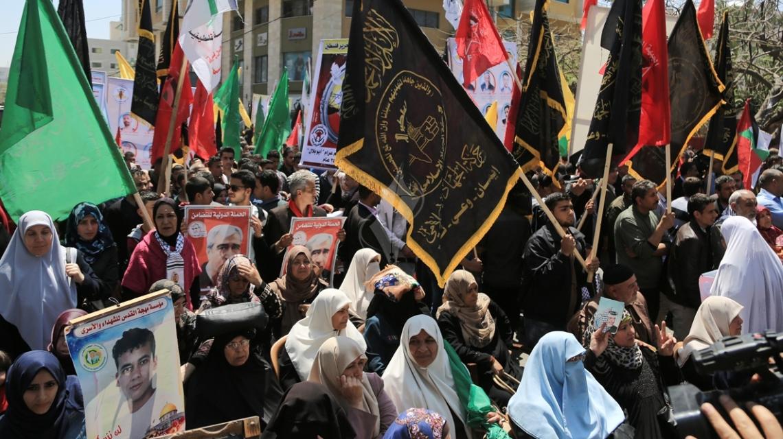 بالصور: فصائل العمل الوطني في غزة تنظم مسيرة حاشدة في ذكرى يوم الأسير الفلسطيني