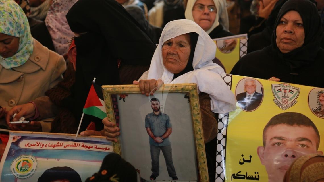 بالصور:اعتصام اهالى الاسرى امام مقر الصليب الاحمر بمدينة غزة
