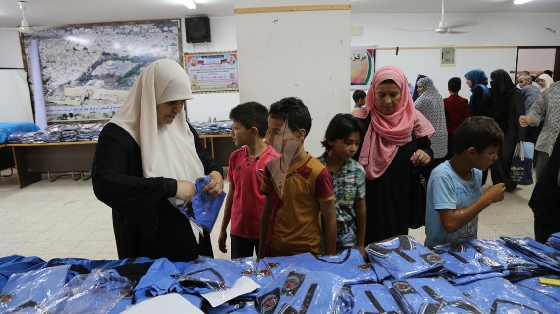 بالصور:العمل النسائي بالتعاون مع جمعية أرض السلام الخيرية توزعان كسوة مدرسية لأكثر من 1000 طالب بقطاع غزة