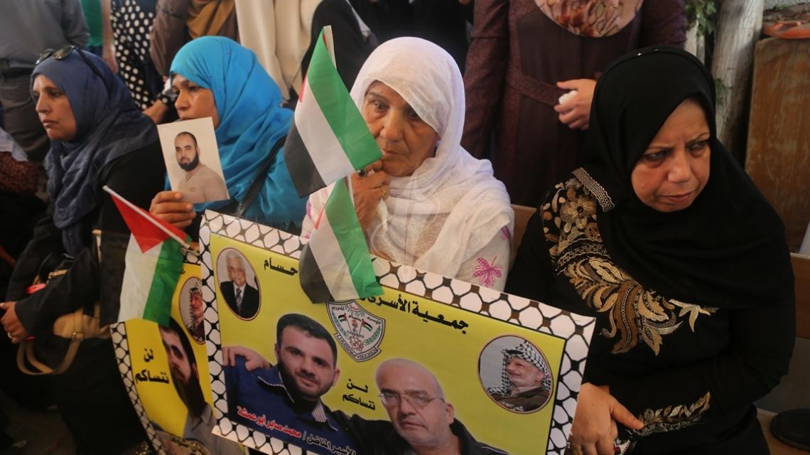 بالصور: اعتصام اهالى الاسرى امام مقر الصليب الاحمر بمدينة غزة