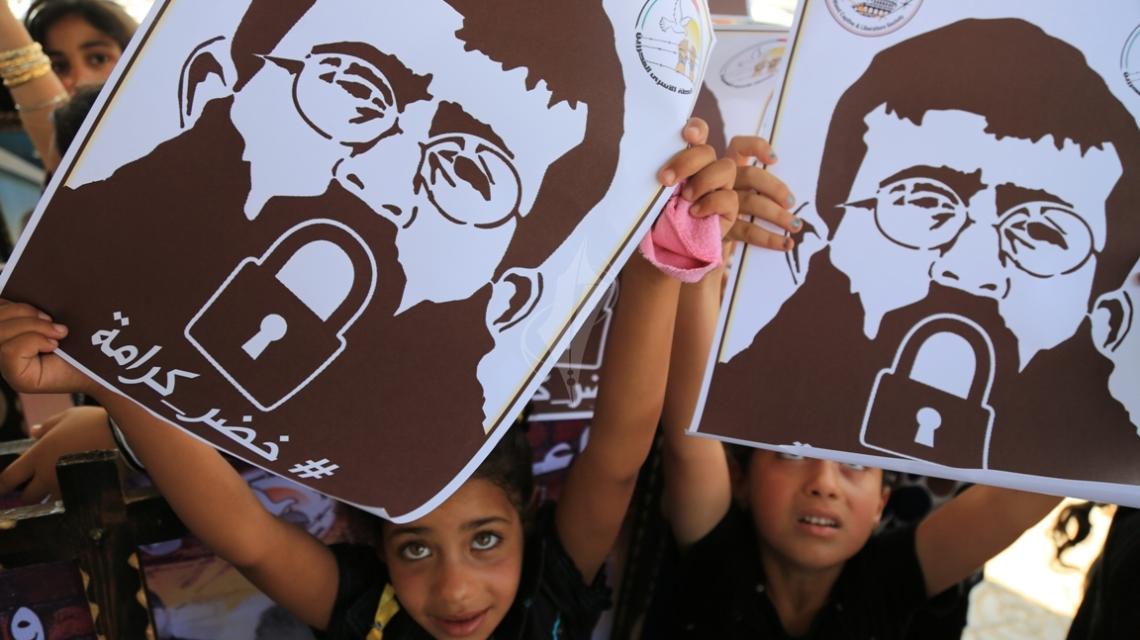بالصور:واعد ورابطة الأسرى تنظم سلسلة بشرية بغزة تضامناً مع الشيخ عدنان والأسرى المضربين