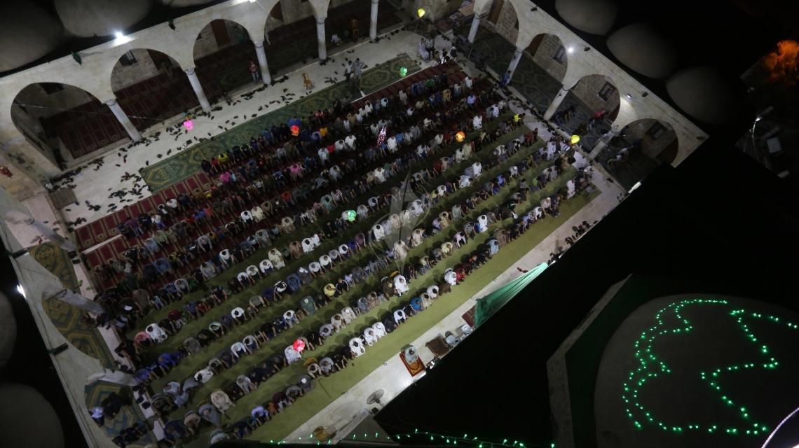 بالصور:صلاة التراويح في مسجد السيد هاشم بغزة
