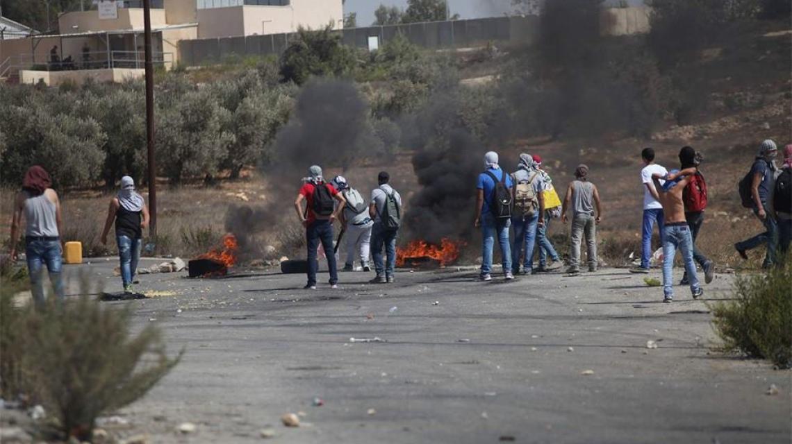 بالصور:استمرار المواجهات بين الشبان الفلسطينين وقوات الاحتلال في مدن الضفة والقدس المحتلة
