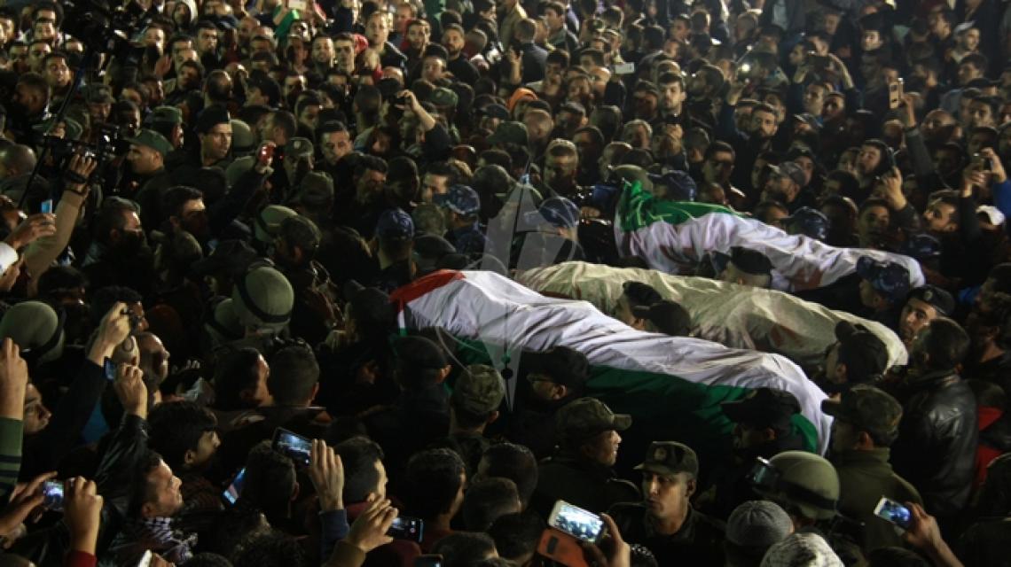 بالصور:الآلاف في الخليل يخرجون لتسلم جثامين 5 شهداء أعدمتهم قوات الأحتلال وإحتجزتهم"تصوير: سمر بدر"