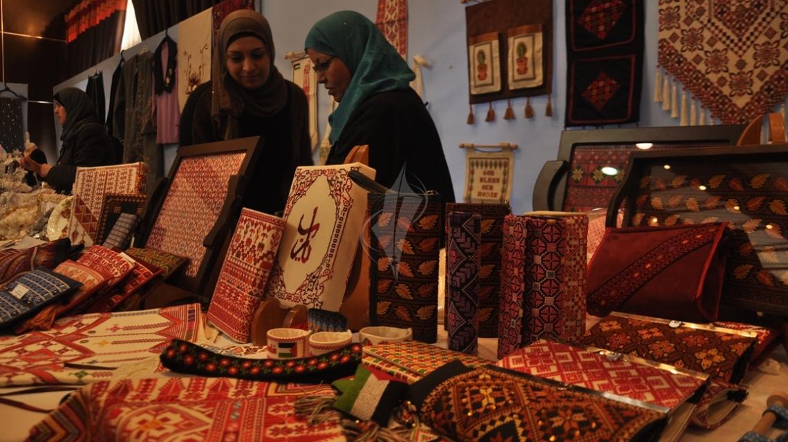 بالصور..‫مركز شؤون المرأة في غزة يفتتح معرض منتجات نسائنا العاشر