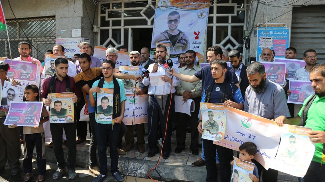 بالصور:وقفة تضامنية لمهجة القدس والتجمع الإعلامي الفلسطيني اسناداً للأسير الصحفي مالك القاضي
