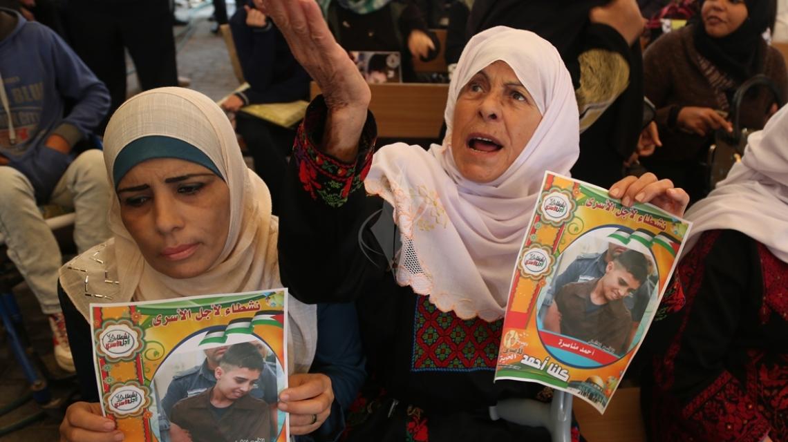بالصور:اعتصام اهالى الاسرى امام الصليب الاحمر بمدينة غزة