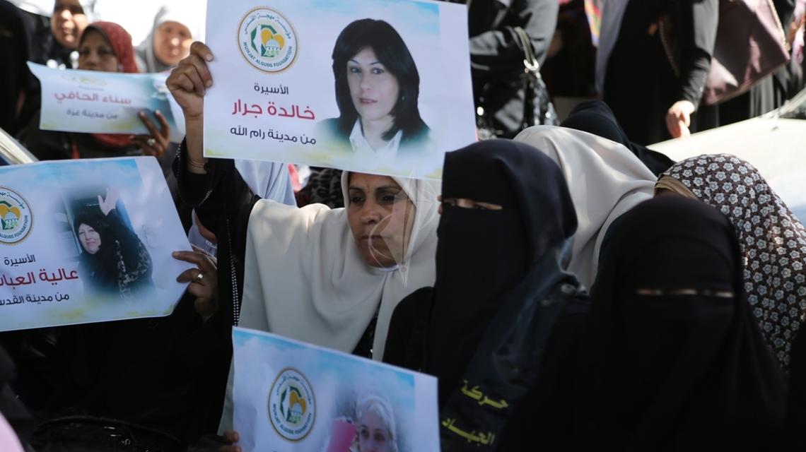 بالصور:مهجة القدس ودائرة العمل النسائي في حركة الجهاد الإسلامي تنظمان فعالية تضامنية مع الأسيرات بمناسبة يوم المرأة العالمي، أمام مقر المندوب السامي بغزة