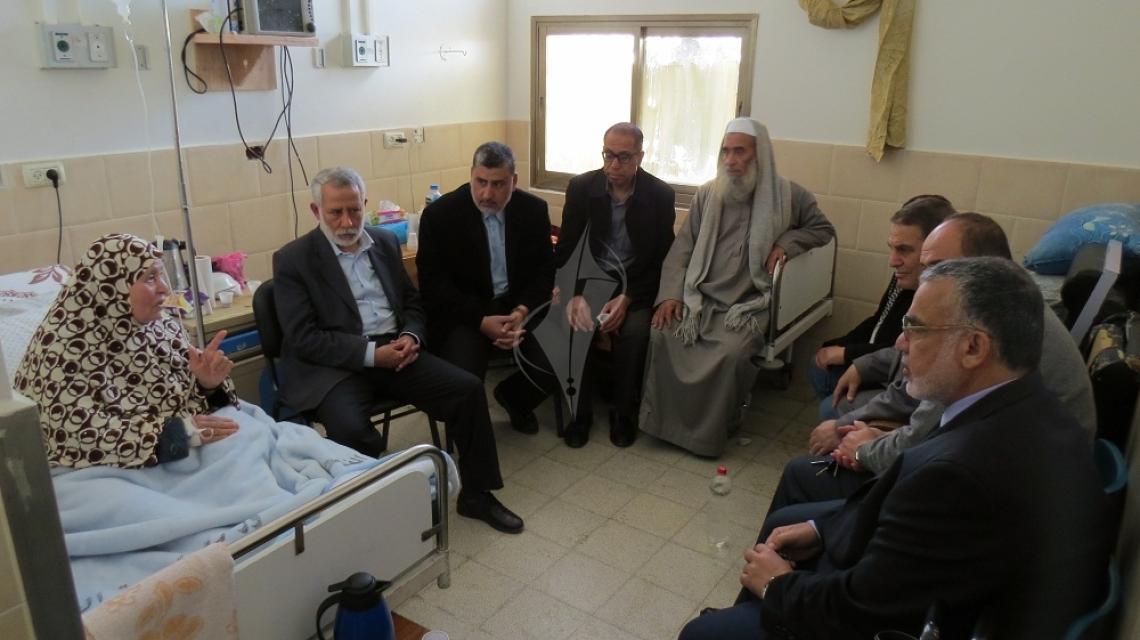 بقيادة الدكتور الهندي وفد من الجهاد يزور خنساء فلسطين الحاجة ام رضوان الشيخ خليل للاطمئنان على صحتها فى المشفى