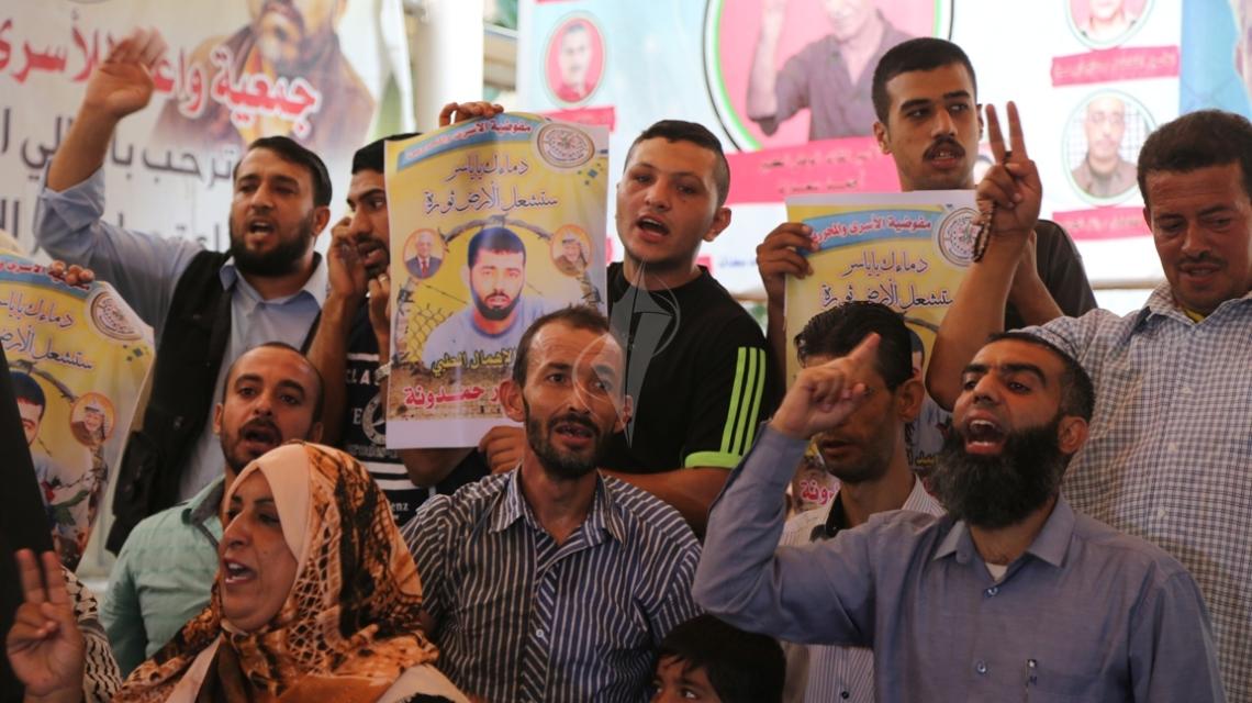 بالصور: اعتصام اهالى الاسرى امام مقر الصليب الاحمر بمدينة غزة