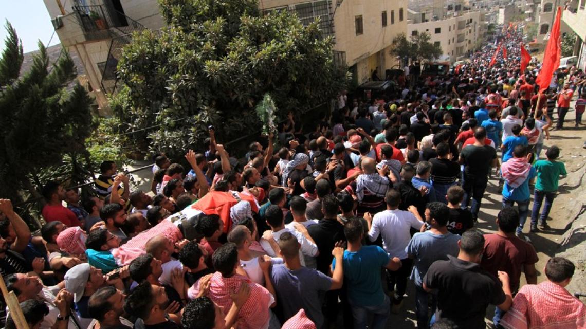 بالصور: تشييع جثمان الشهيد معتز زواهرة (27 عاما ) لمثواه الأخير في مخيم الدهيشة..تصوير:احمد مزهر