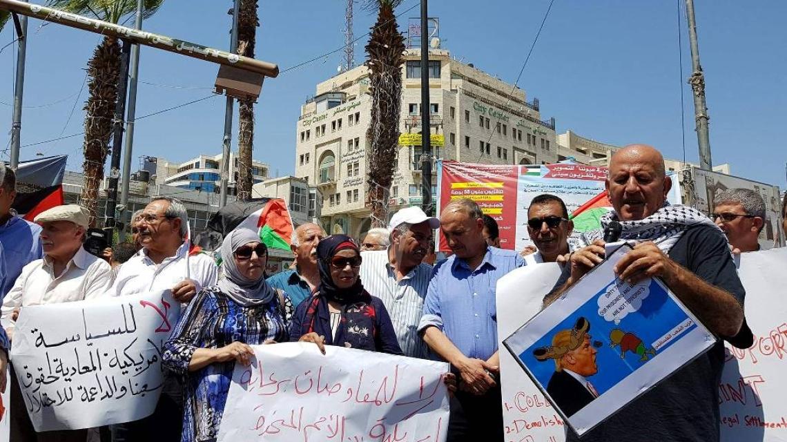 بالصور:وقفة وسط رام الله رفضا لزيارة موفد الإدارة الأمريكية لعملية التسوية لرام الله اليوم