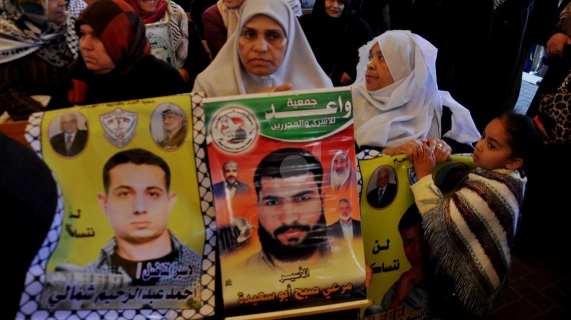 اعتصام اهالي الاسرى داخل مقر الصليب الاحمر بغزة