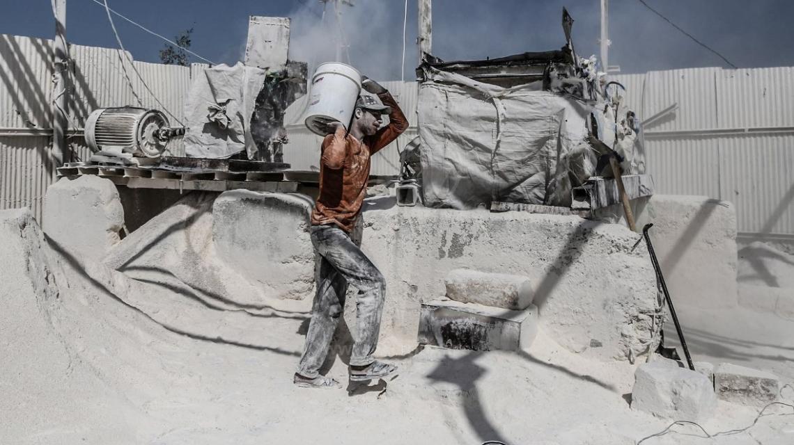 في يوم العمال.. عامل فلسطيني يقوم بأعمال شاقة في تكسير الحجارة ليوفر قوته أطفاله وعائلته
