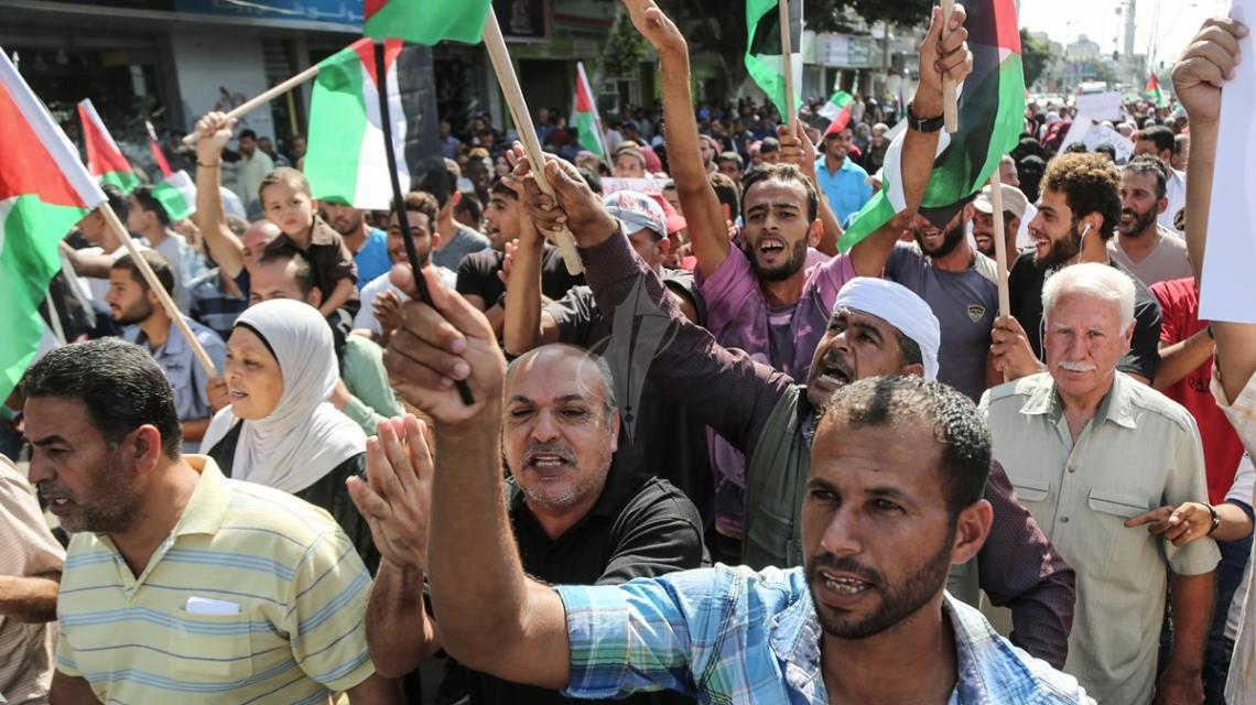 بالصور: اتحاد لجان العمل ينظم مسيرة للمزارعين والصيادين للمطالبة بإنهاء الانقسام الفلسطيني  في ساحة المجهول بمدينة غزة.