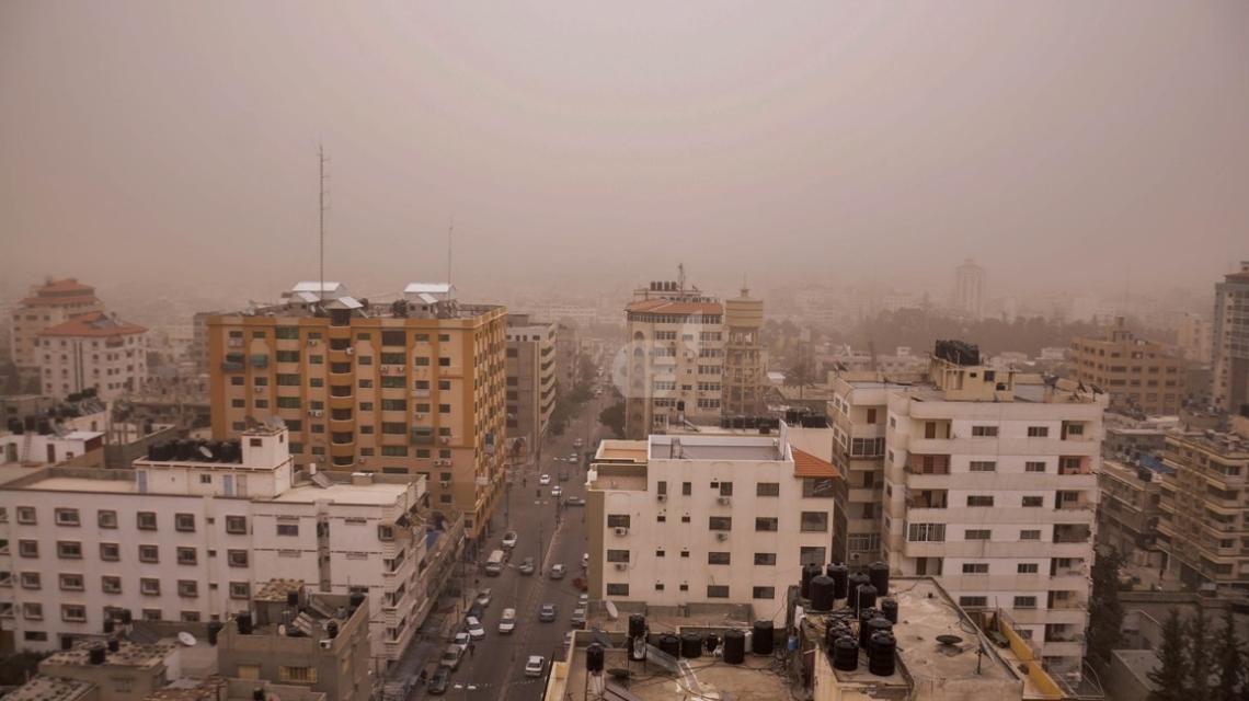 أجواء قطاع غزة العاصفة والمغبرة نتيجة المنخفض الجوي