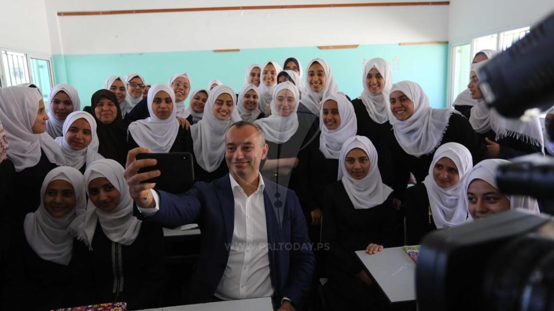 غزة: ميلادينوف يقوم بجولة تفقدية لمستشفى ومدرسة ومنزل مدمر