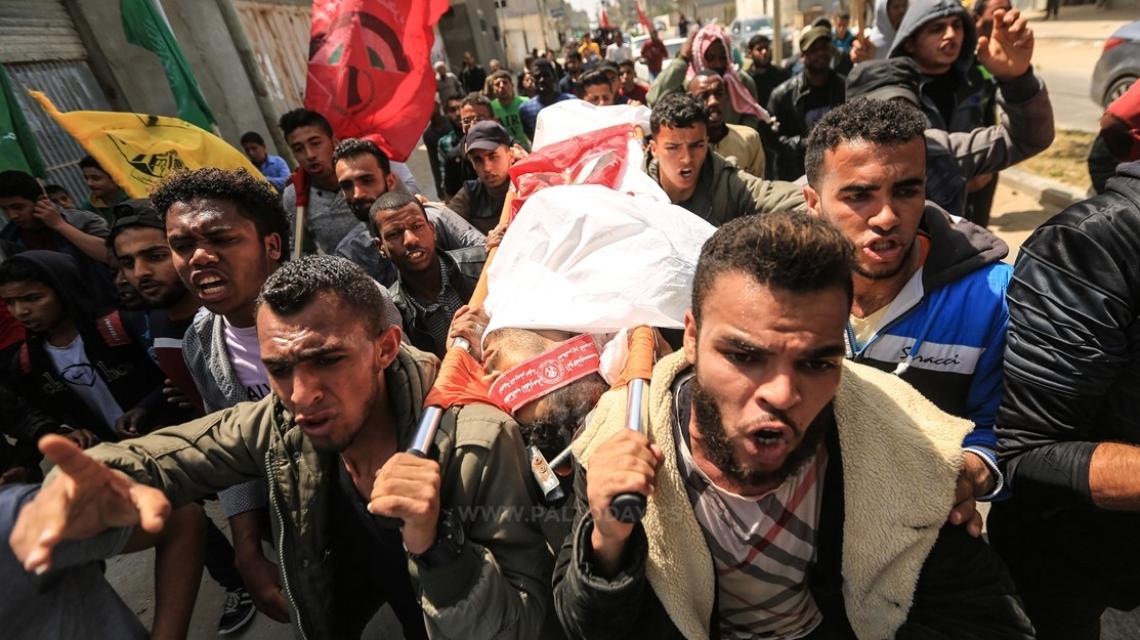 دير البلح: جماهير غفيرة تشيع جثمان الشهيد أحمد عمر عرفة