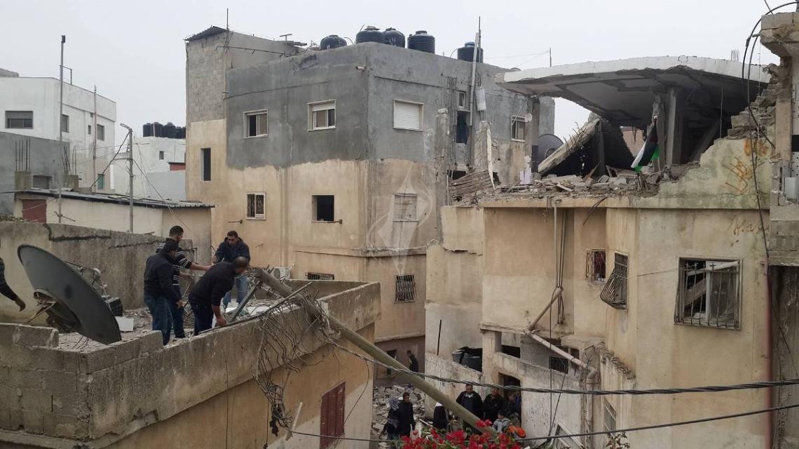 بالصور:قوات الاحتلال تهدم منزل الاسير محمد ابو شاهين في مخيم قلنديا شمال القدس المحتلة