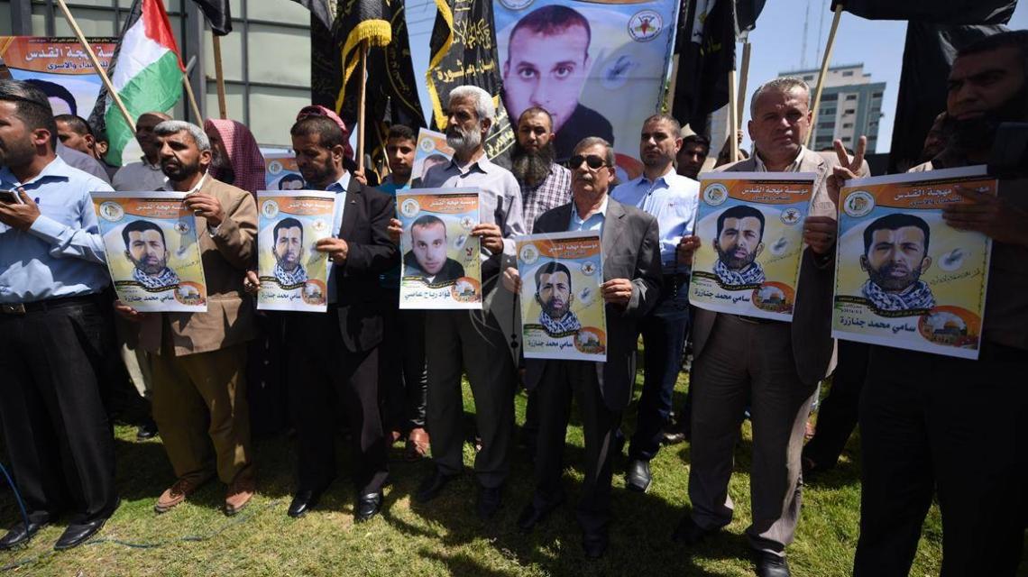 بالصور : حركة الجهاد تنظم وقفة تضامن مع الأسرى على مفترق السرايا بغزة