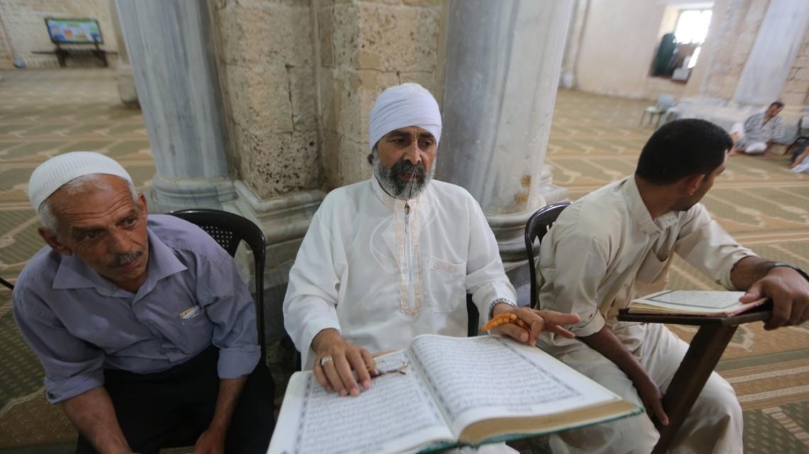 بالصور:جلسات القرآن الكريم من المسجد العمرى الكبير بغزة فى اول يوم من شهر رمضان الكريم