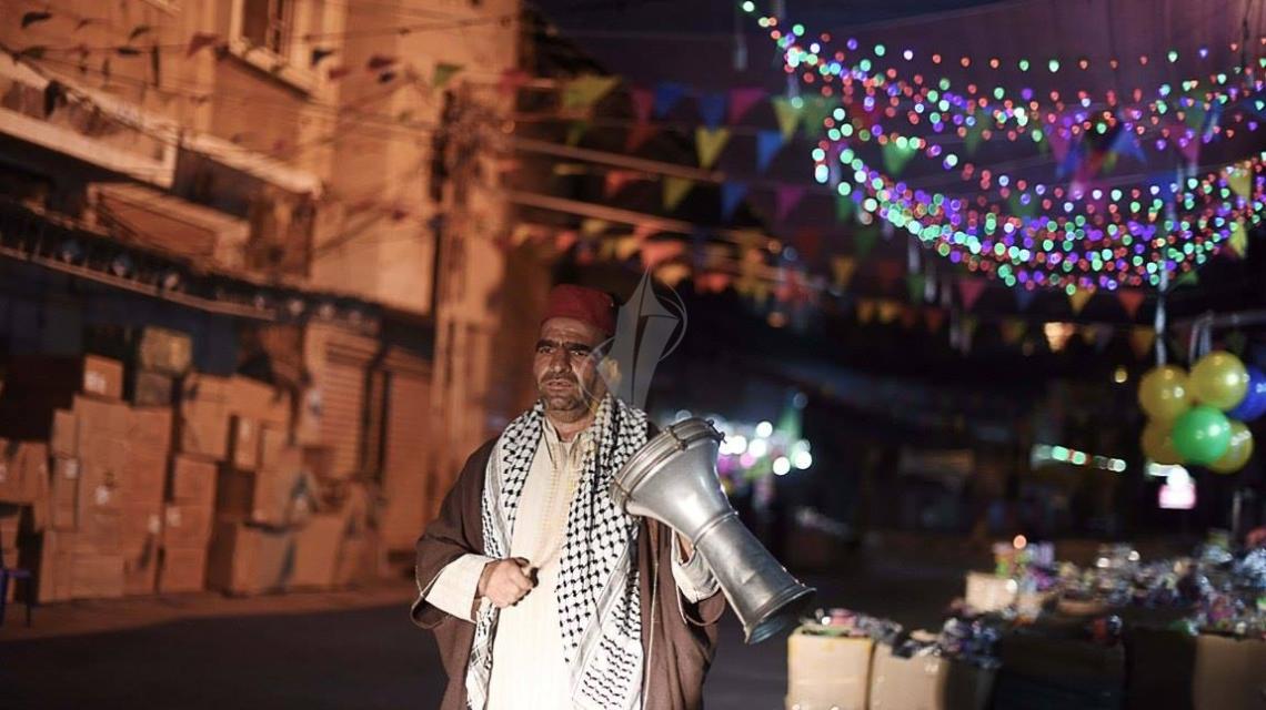 بالصور :بغزة..مسحراتي رمضان ينادي للكهرباء وللرواتب وللحصار