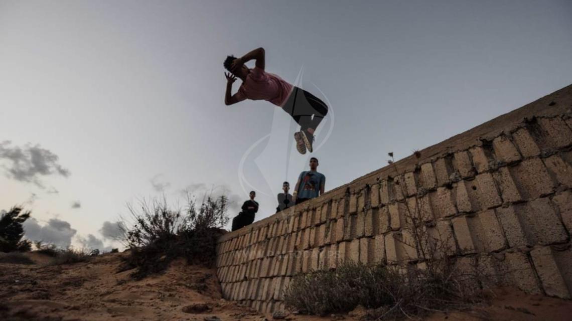 "باركور" غزة.. طموح بالعالمية من أعلى الركام وبين المقابر