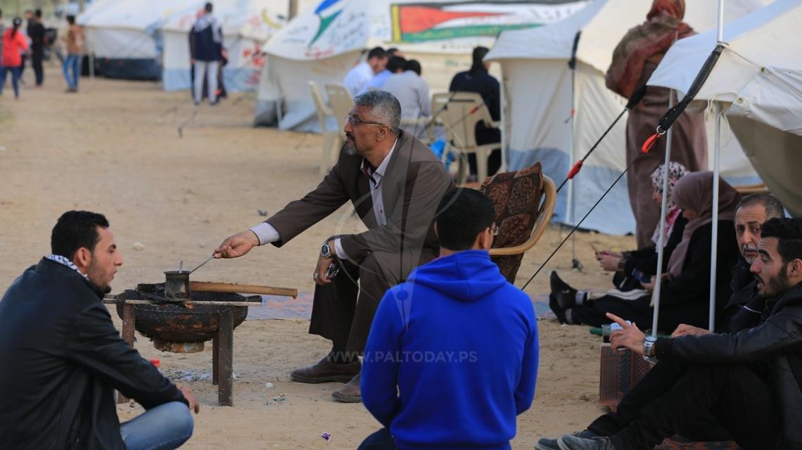 لاجئون فلسطينيون مازالوا يقيمون في خيام العودة على حدود القطاع لليوم على الرابع على التوالي