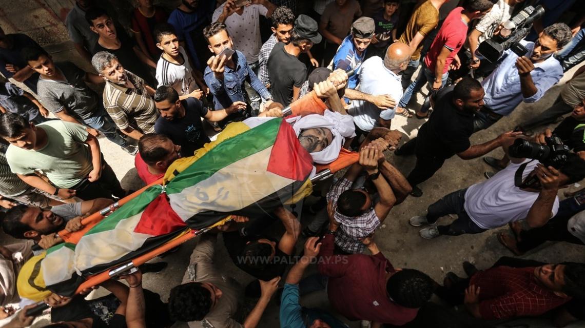 جنازة الشهيد معين الساعي بمخيم الشاطئ متأثراً بجراحه الإثنين الماضي شرق غزة