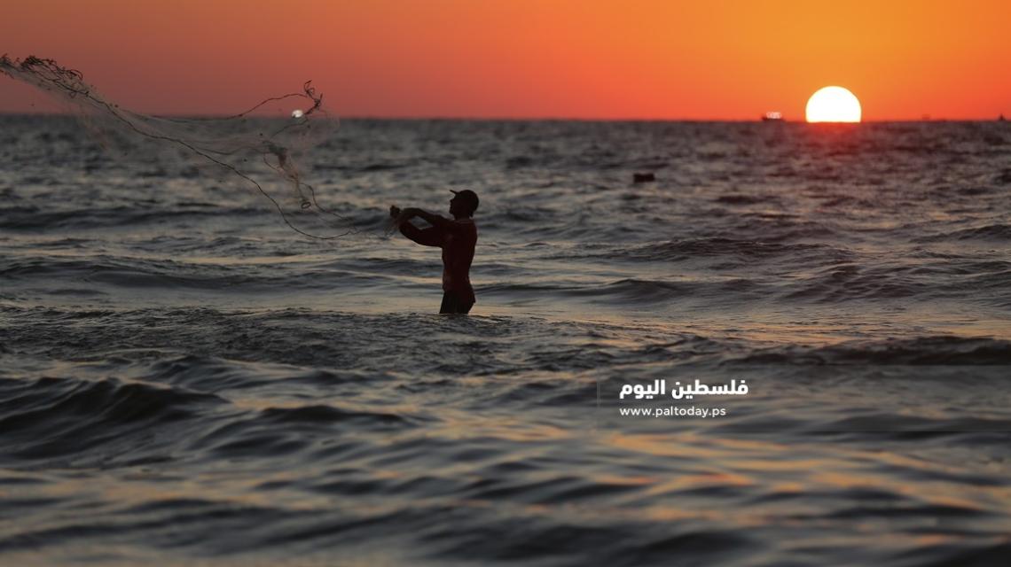 رغم اغلاق البحر من قبل الاحتلال .. صياد فلسطيني يمارس مهنة الصيد على الشاطئ